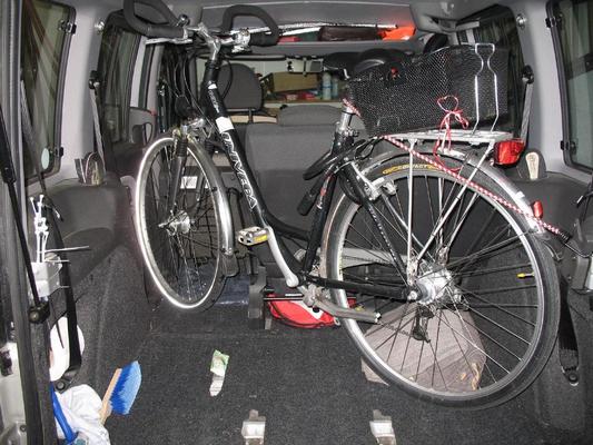 Grosses 28-Zoll Fahrrad im Dobo bei umgeklapptem Einzelsitz